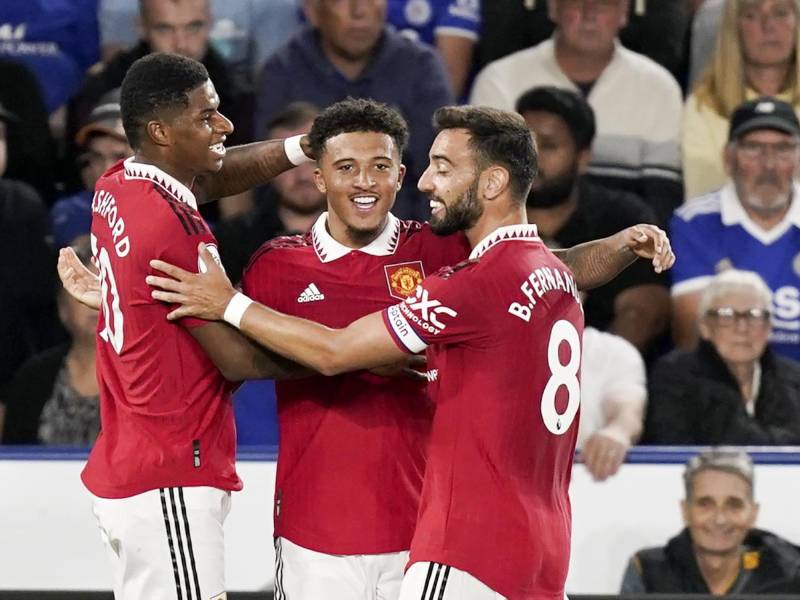 Jadon Sancho celebrando su gol con sus compañeros Rahford y Bruno Fernandes.