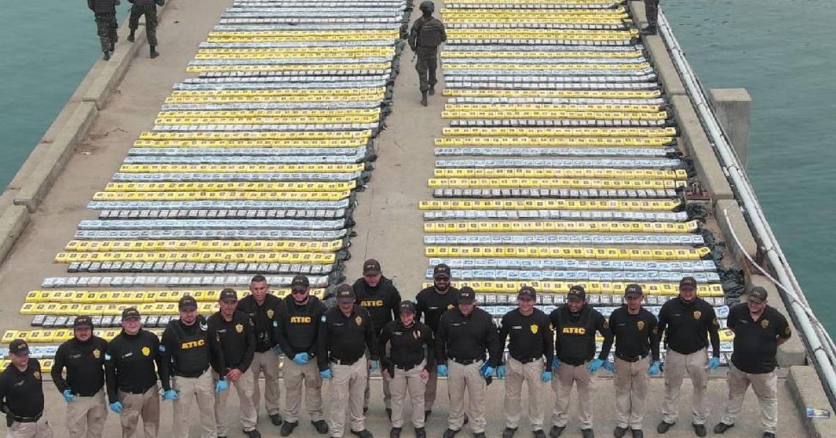 They seize 2.7 tons of cocaine from Colombia