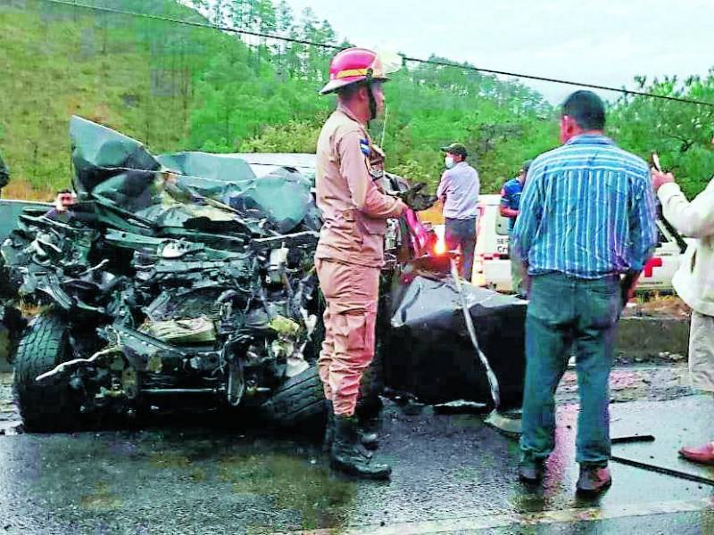 Los bomberos atendieron la emergencia provocada por el choque entre la rastra y el pick up.