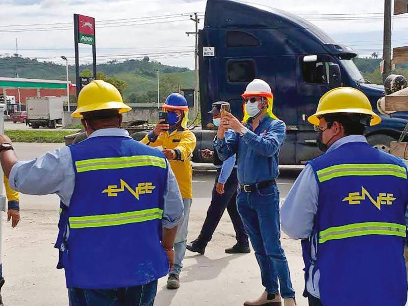 acción. Cuadrillas de la Enee retiraron ayer un transformador que operaba de forma ilegal.