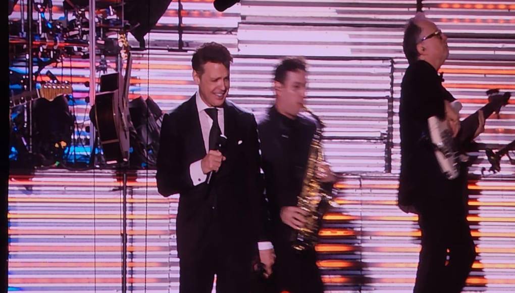 Seguidores de todas las edades llegaron a la cita “incondicional” con el artista mexicano, que al ritmo de su orquesta se mueve con absoluta soltura sobre el escenario, ejecutando los pasos de baile que lo han acompañado por más de cuatro décadas de carrera.