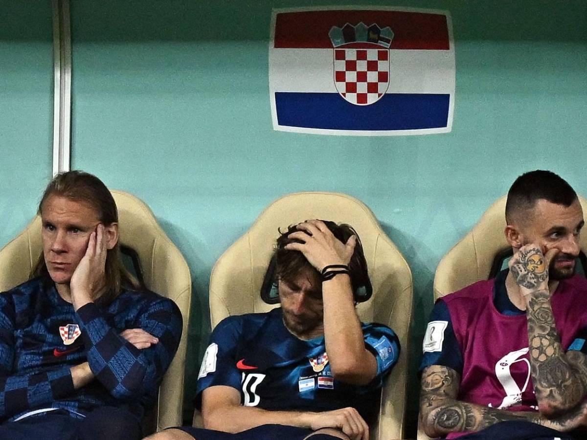 Modric, cabizbajo y triste en el banquillo por la eliminación de Croacia.