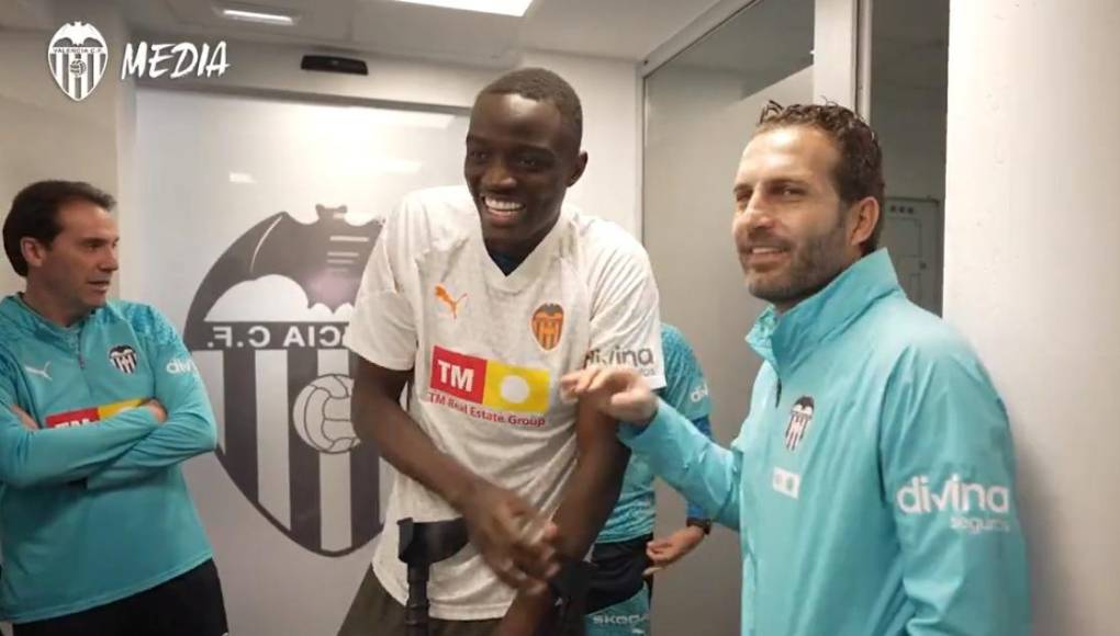 El futbolista reapareció este martes en muletas y con la pierna derecha escayolada en la ciudad deportiva de Paterna, donde fue recibido entre aplausos por el cuerpo médico y todos sus compañeros, justo antes de viajar en las próximas horas a Lyon.