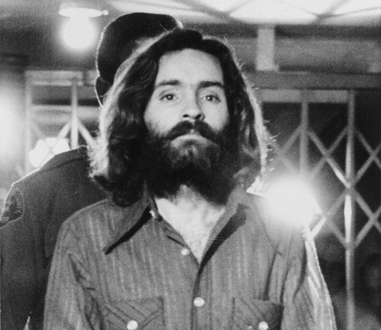 $!Al estar en prisión por liderar una secta homicida, Charles Manson se convirtió en la fijación romántica de muchas fanáticas.