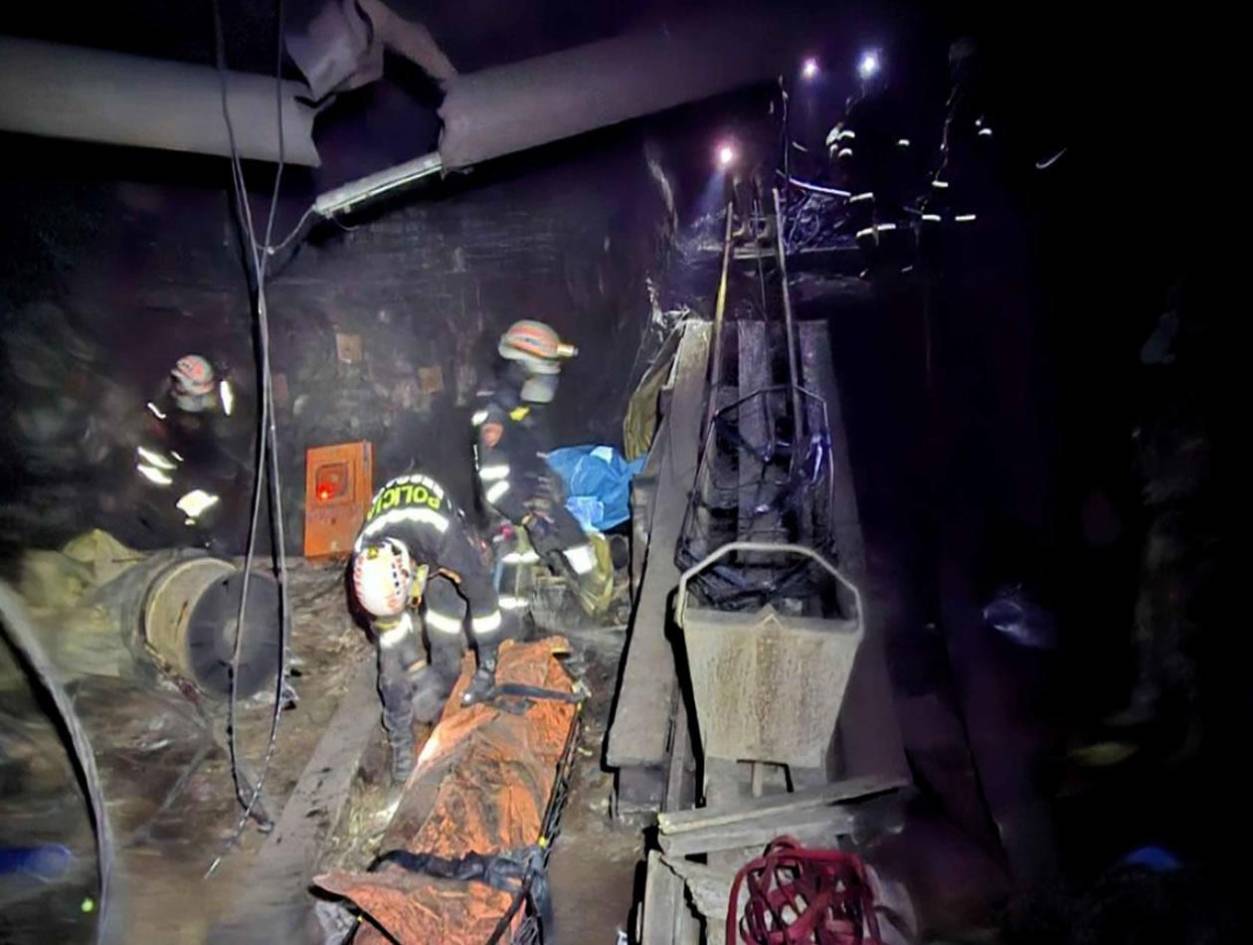 Perú decreta toque de queda y control de las FFAA en distrito donde asesinaron 13 mineros