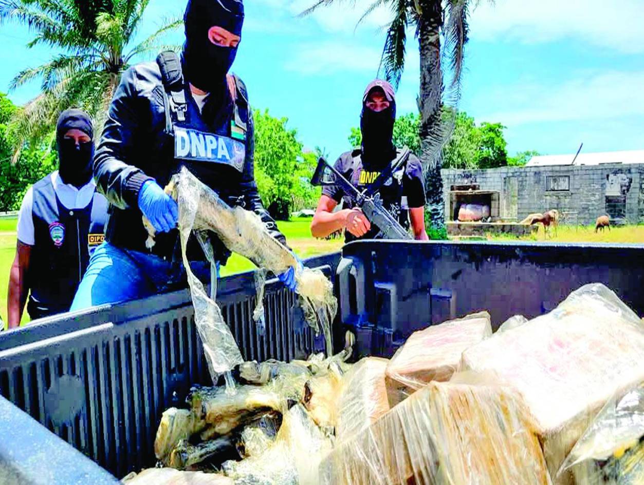 Decomisan arsenal oculto en dos lanchas en Brus Laguna