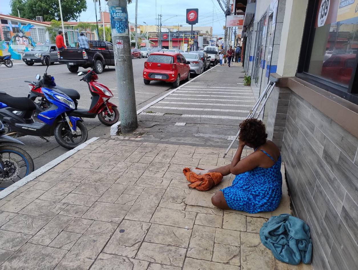 Elizabeth infunde temor porque agarra piedras y se las tira a los carros
