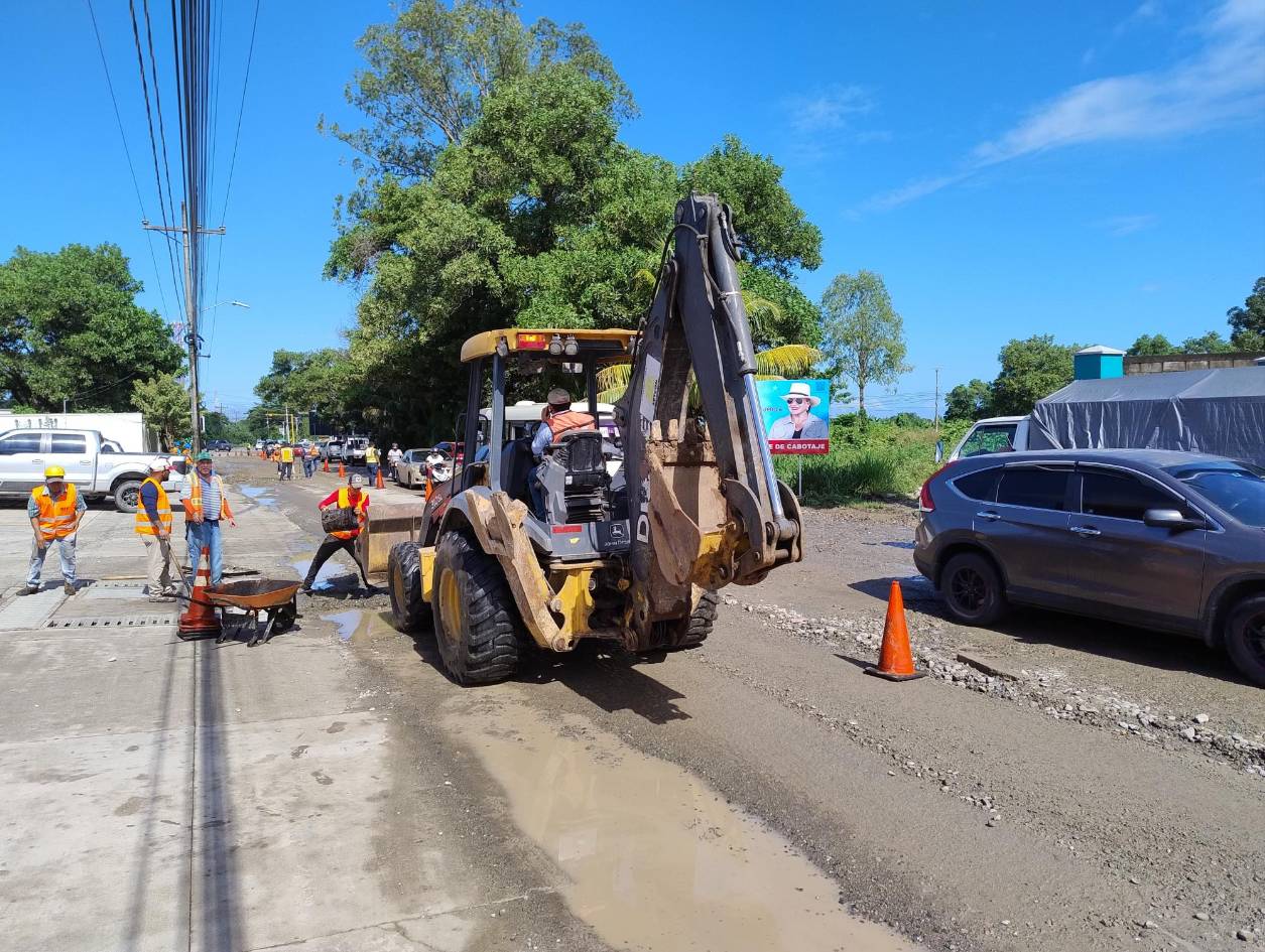 Nueva empresa repara calle al muelle, la primera no pudo