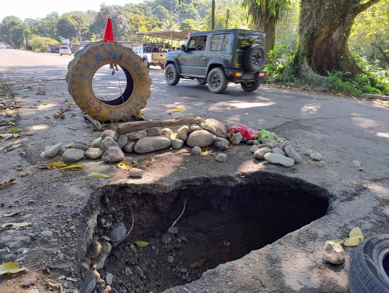 Carretera CA-13, convertida en socavones entre Atlántida y Colón