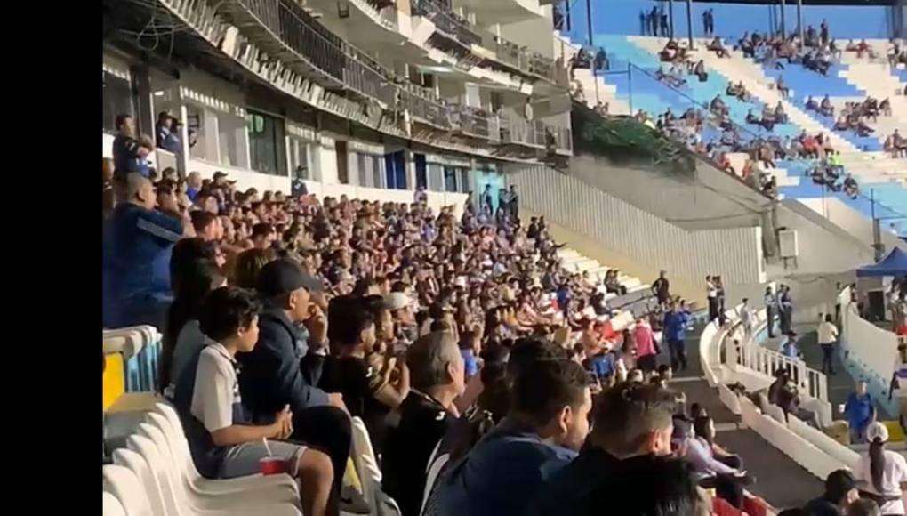 Los aficionados no escondieron su molestia con el nivel futbolístico de Auzmendi, quien no pudo tener un duelo sobresaliente ante Real Sociedad de Tocoa.