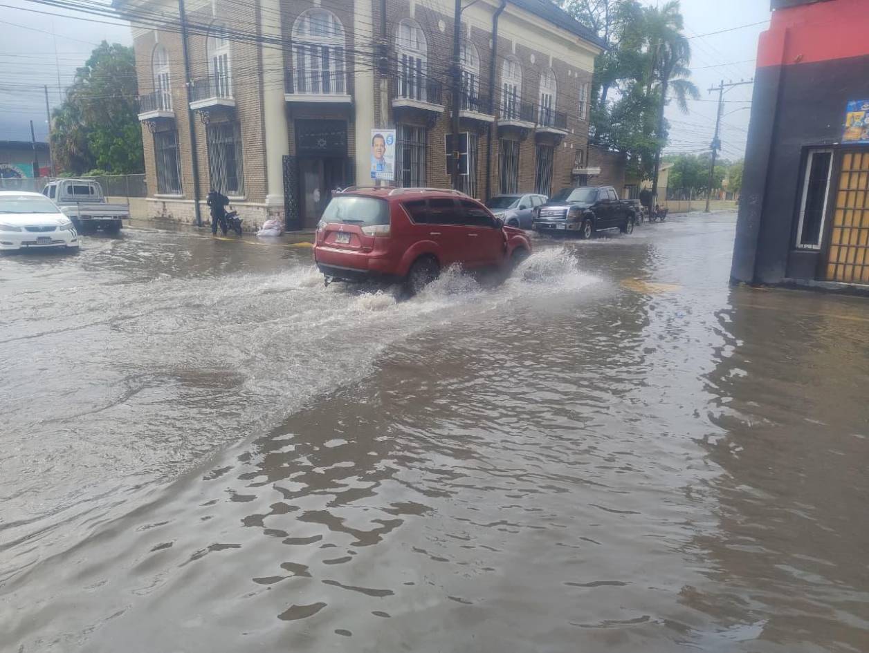 Bandas del huracán Melissa provocan lluvias y daños leves en el norte