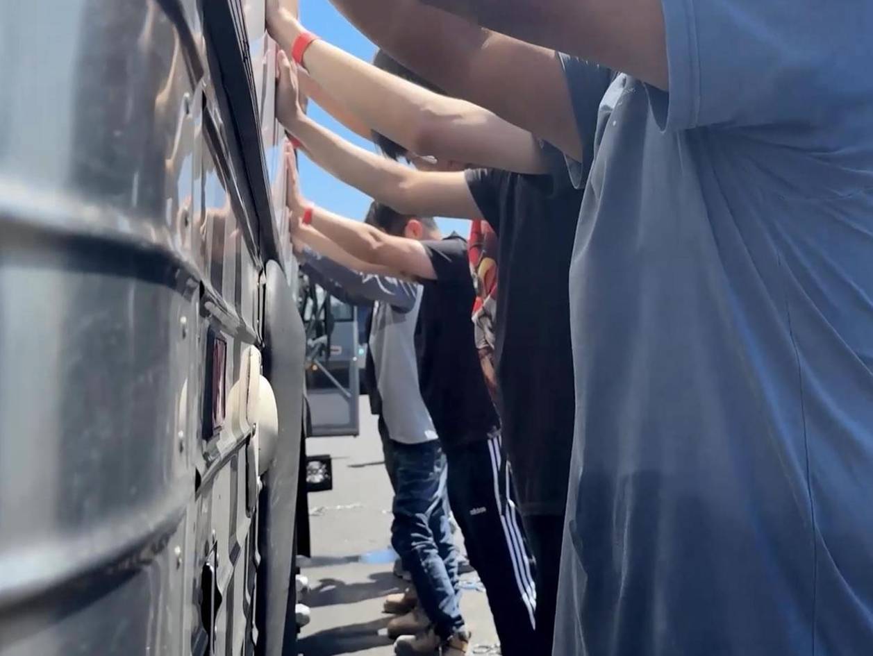 Tensión en Chicago: agente del ICE mata a hombre que se resistía a arresto