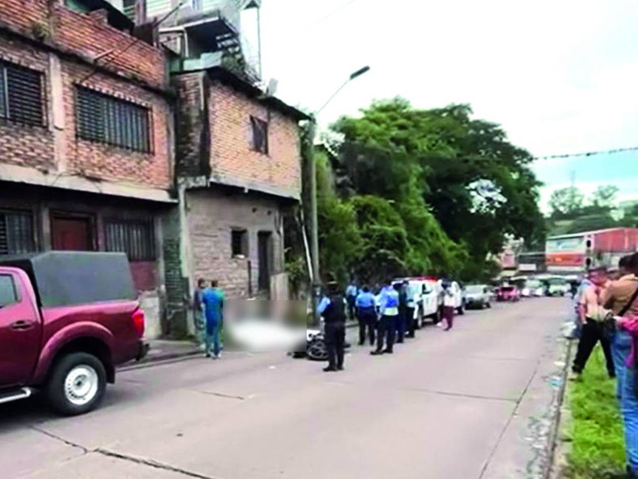 Camarógrafo pierde la vida al estrellar su motocicleta contra un muro
