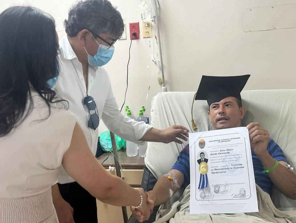 Se gradúa en el hospital: Orlin Pineda logra su sueño pese a accidente