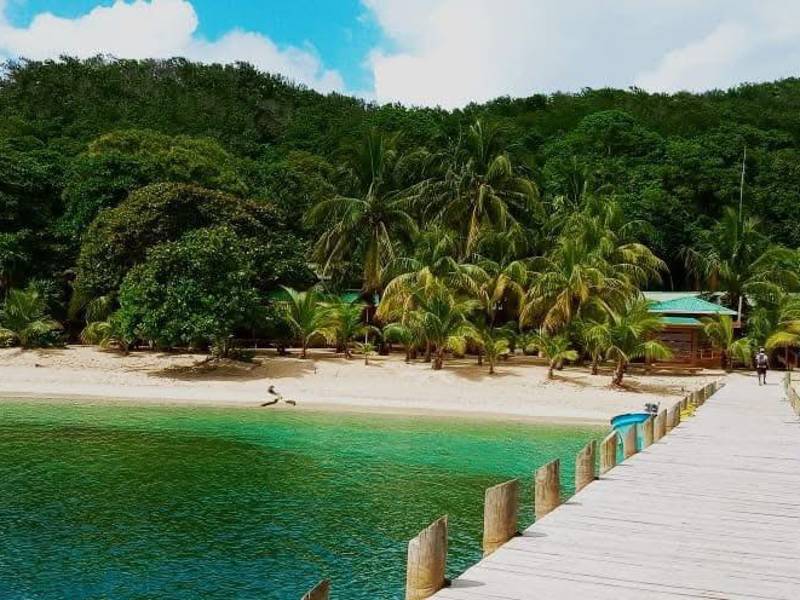 La visita a Cayos Cochinos incluye la vista al centro expiremental y el recorrido en busca de la Boa Rosada.