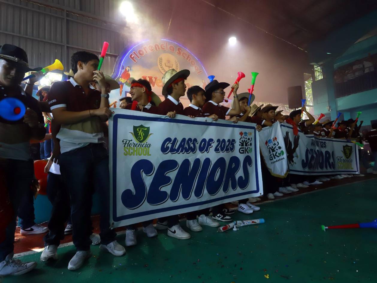 Seniors 2025 del Instituto Bilingüe Florencia celebran su entrada