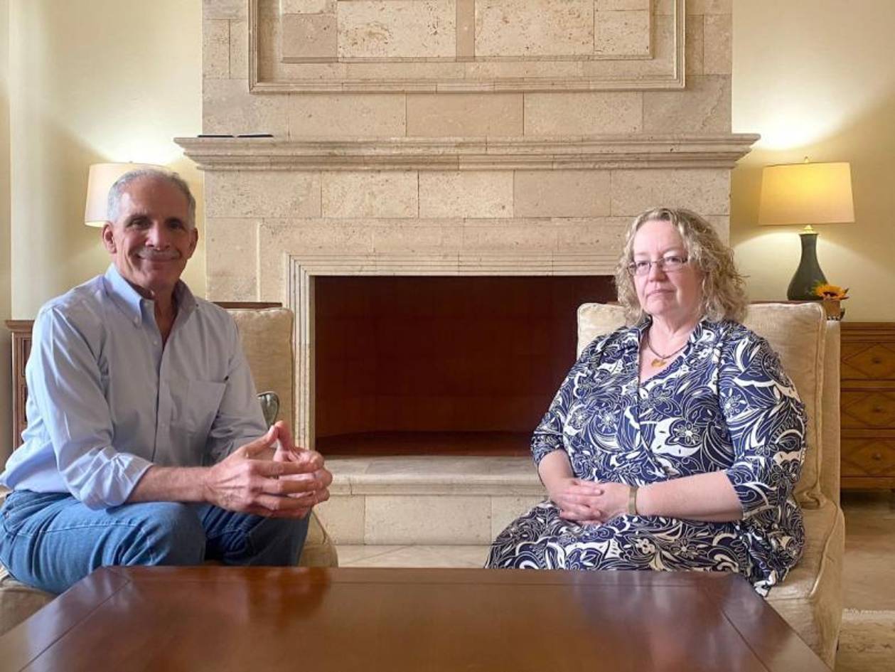 Colleen Hoey habló de las elecciones y el TPS con candidatos presidenciales