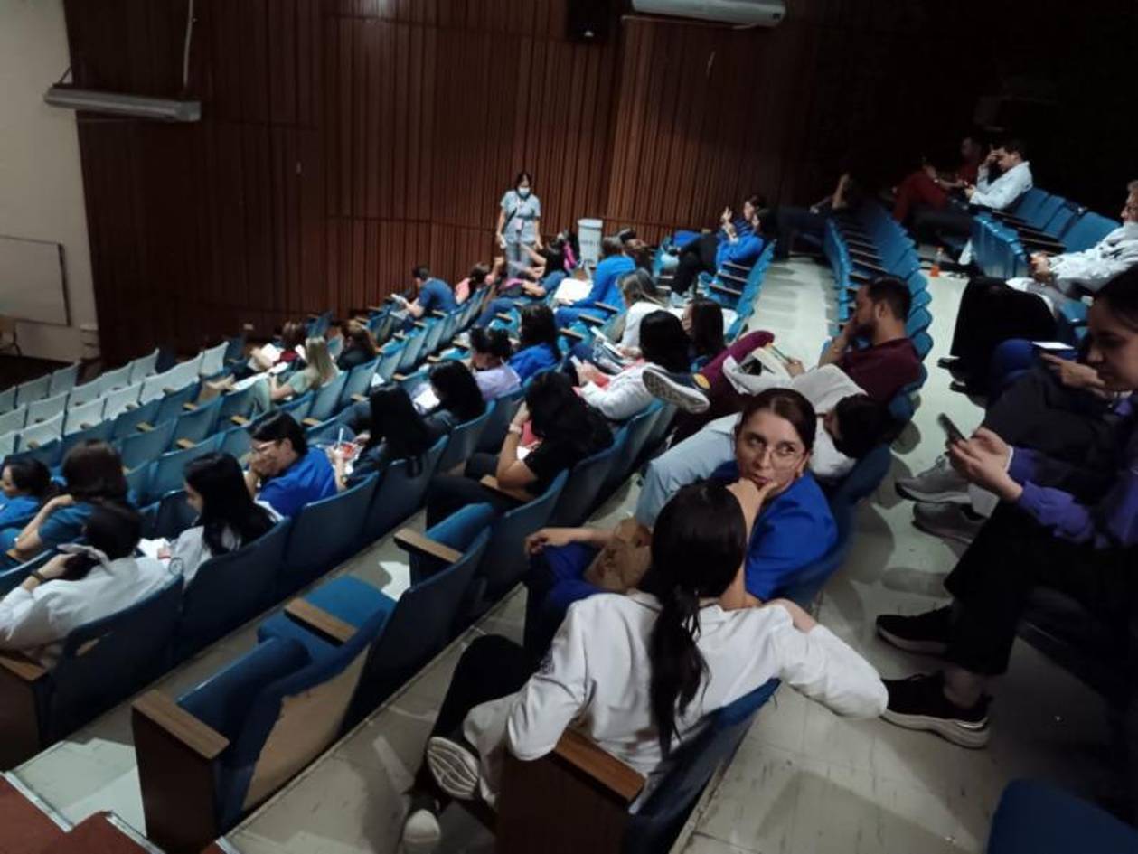 Hospitales están sin consulta externa por asambleas de médicos