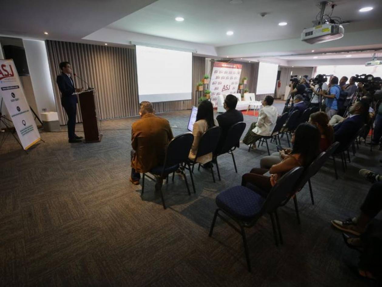 Bolsos y sombreros compraron con fondos del Congreso Nacional en 2023-2024