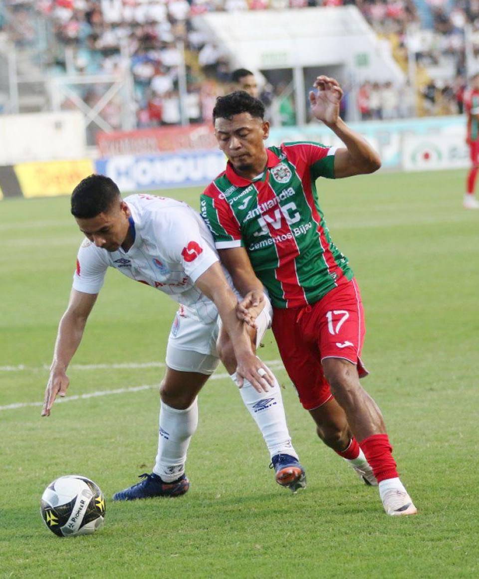 Carlos Pineda y Alexy Vega disputando el balón en un lance del partido.