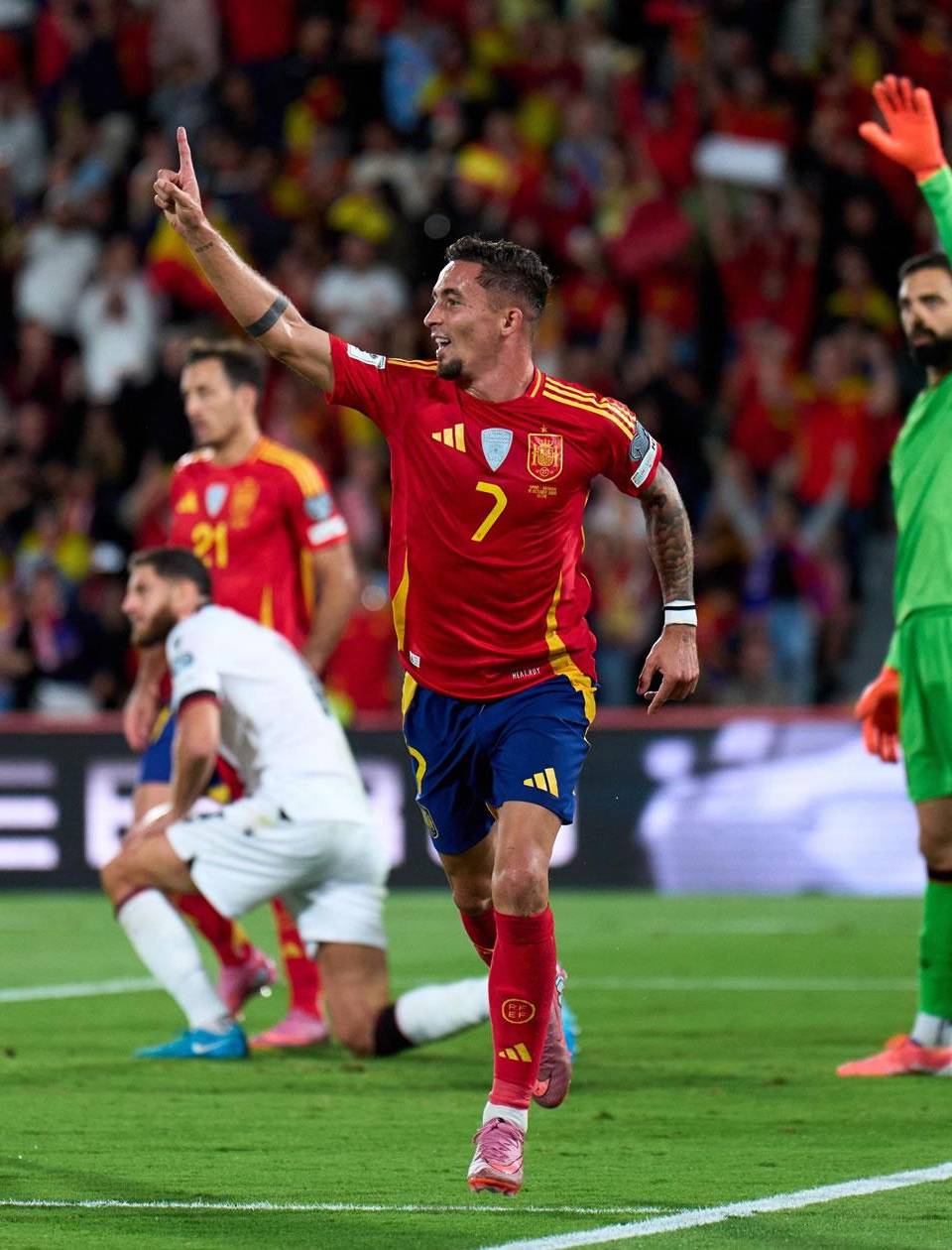 Yeremy Pino celebrando su gol que puso en ventaja a España contra Georgia.