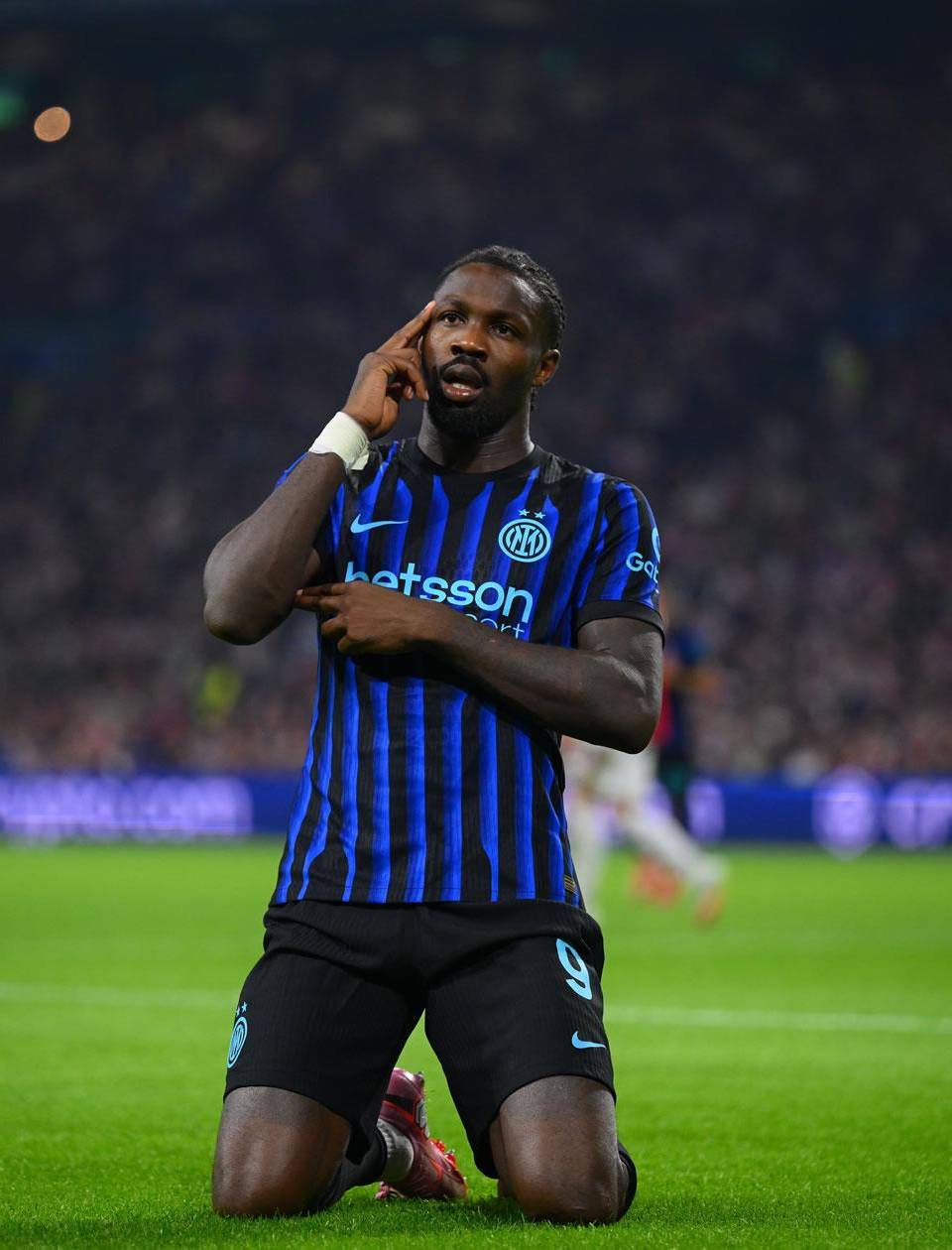 Así celebró Marcus Thuram su primer gol del partido en Países Bajos.