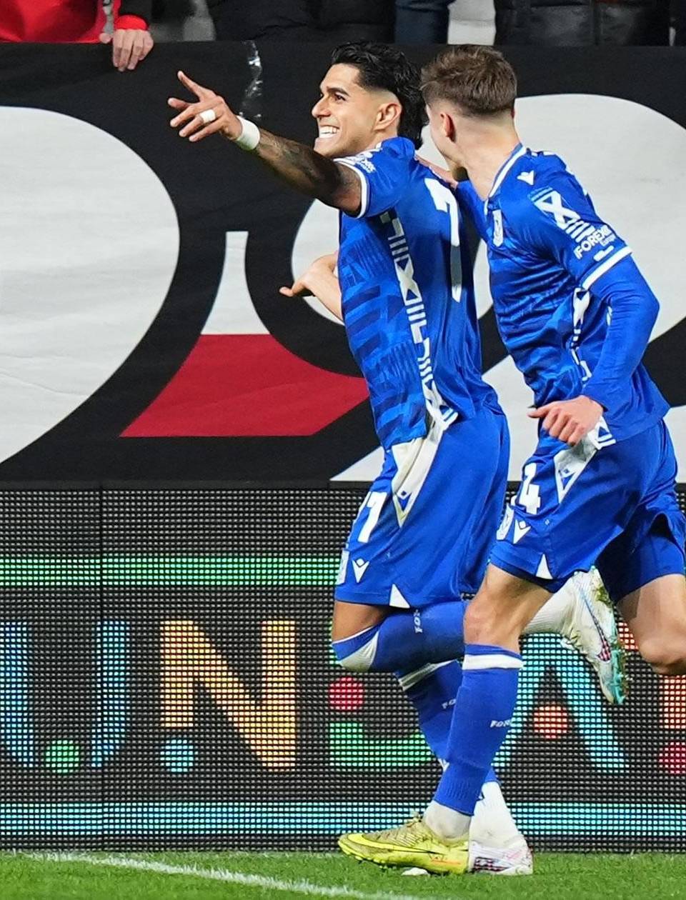 Luis Palma festejando su golazo en el estadio de Vallecas del Rayo Vallecano.