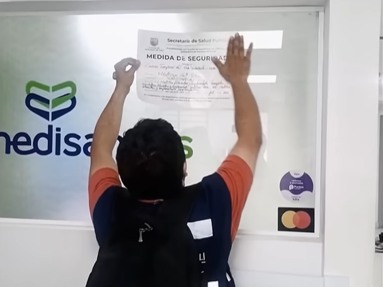 Una de las clínicas en Medisan en Colombia fue cerrada por no cumplir con los permisos de salud para operar. El cierre fue temporal, pese a las denuncias realizadas por Séptimo Día de Caracol TV.