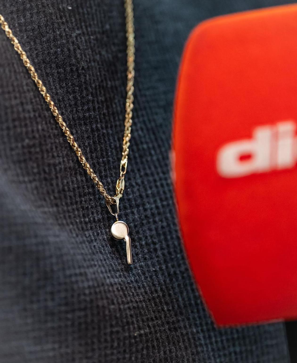 El dije que cuelga de su cadena representa su vida.