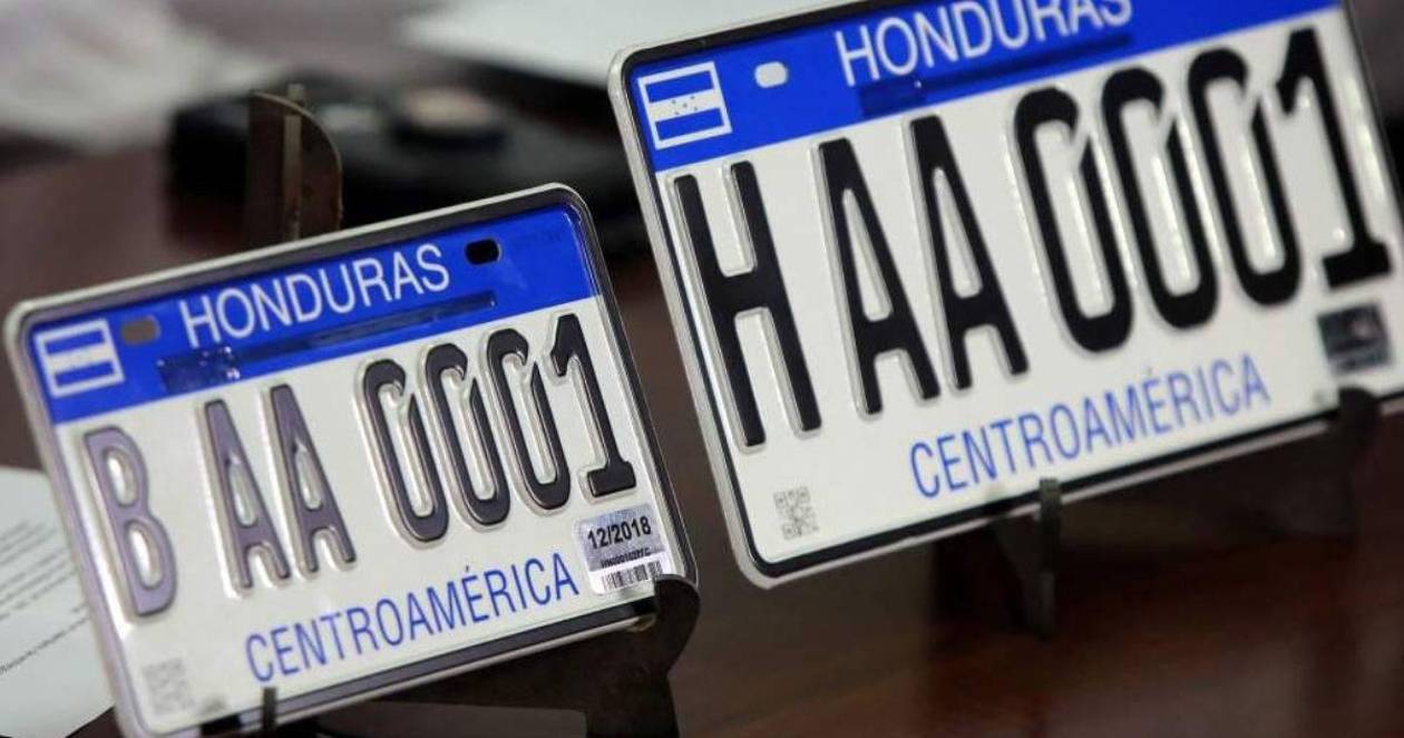 Empresas presentan ofertas para dotación de placas vehiculares