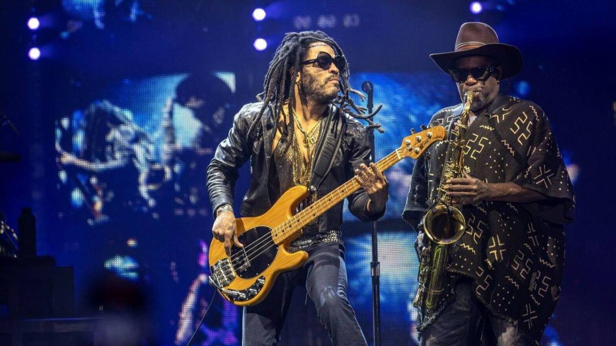 Fan le arranca las rastas a Lenny Kravitz en pleno concierto