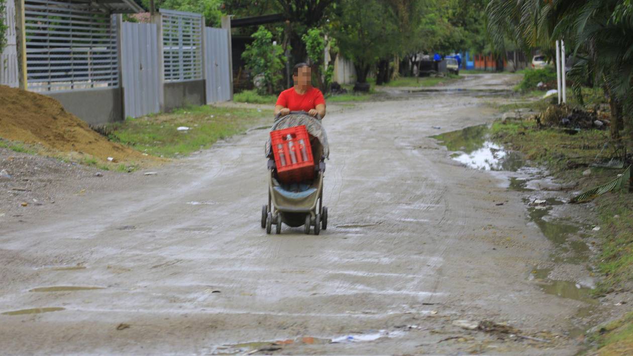 La población, en muchas ocasiones, se ve obligada a trasladarse fuera del sector para abastecerse de productos y llevarlos a su hogar o a su negocio.
