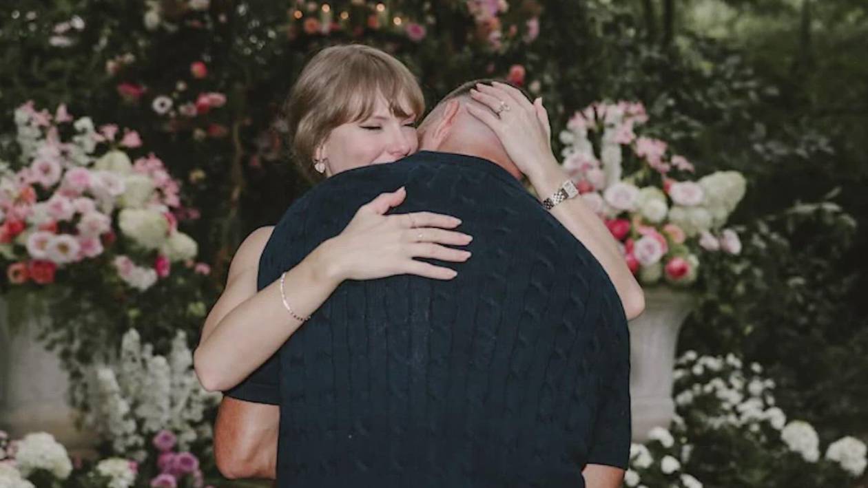 La familia de Travis Kelce está 'muy feliz' por su compromiso con Taylor Swift