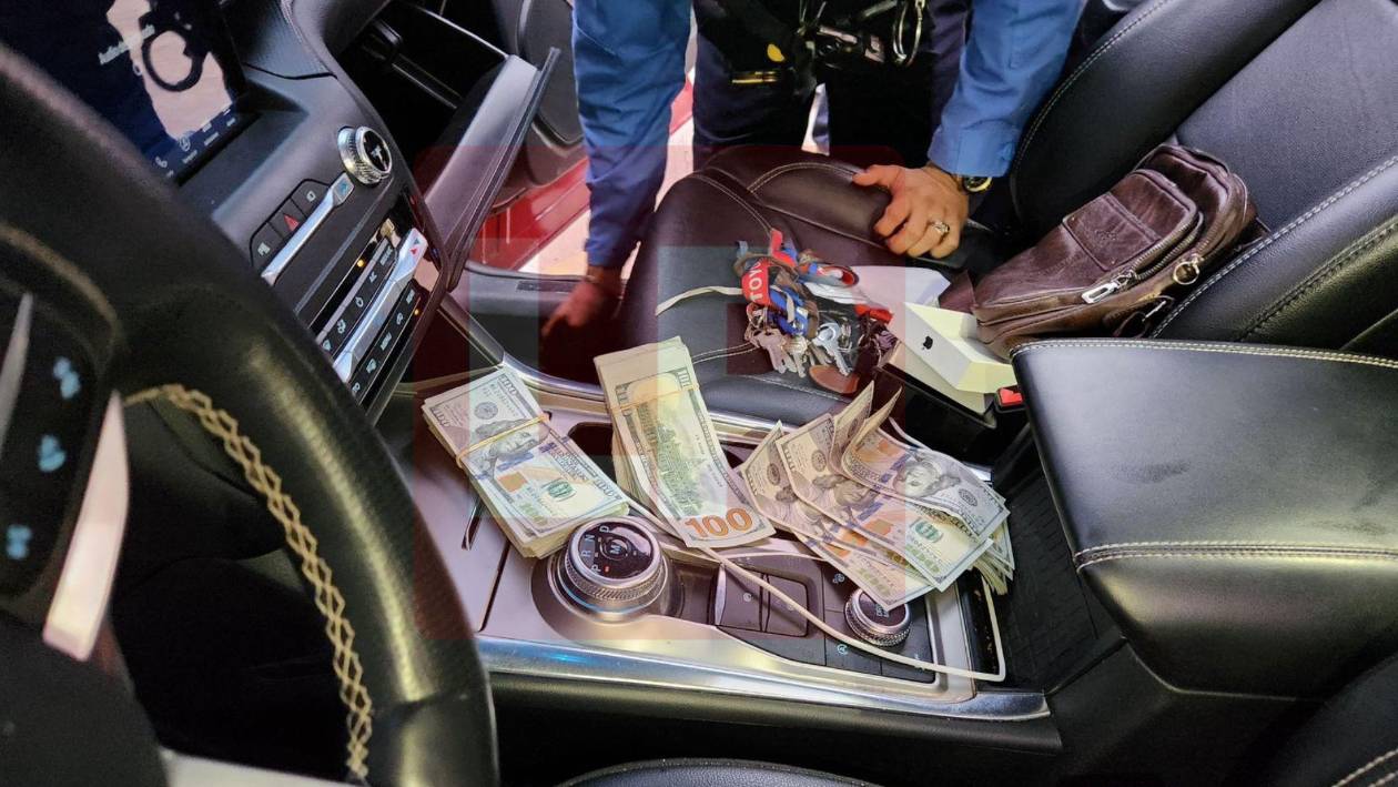 Iván Velásquez, gerente de Koriun, intenta sacar $50,000 escondidos en su camioneta