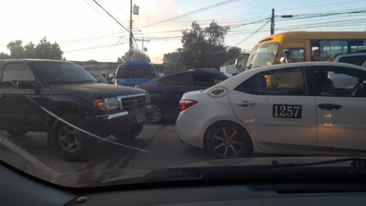 Protesta provoca caos vial en la 33 calle de San Pedro Sula