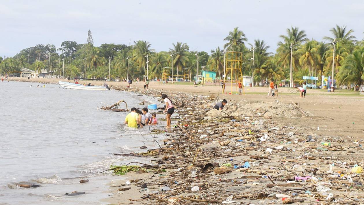 Omoa y Puerto Cortés, otra vez le hacen frente a toneladas de basura de Guatemala