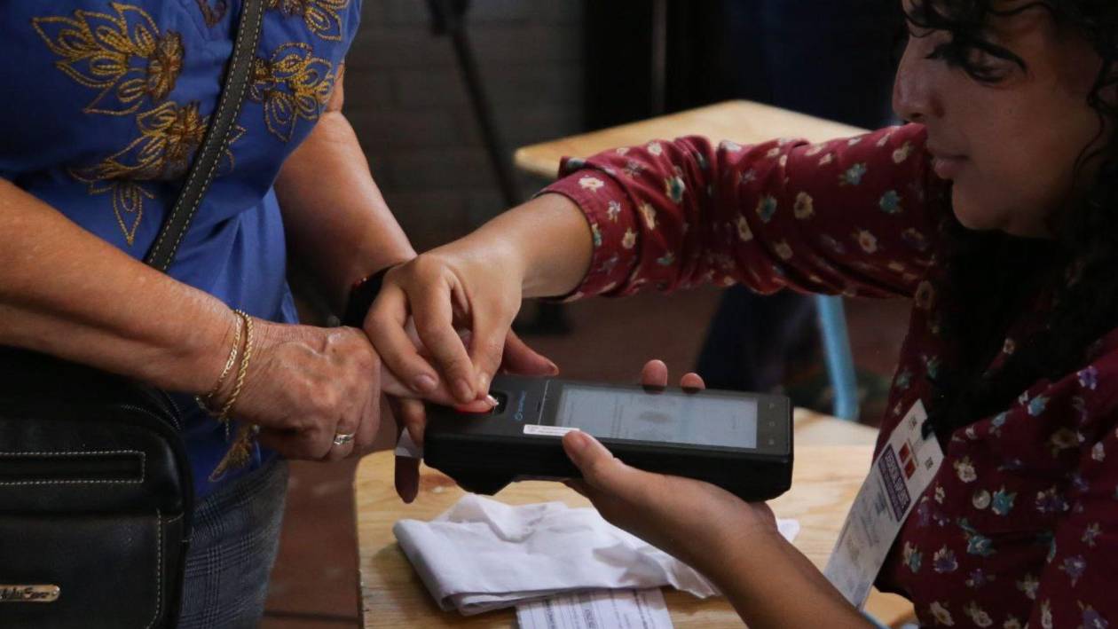A falta de capacitación y a huellas disminuidas, atribuye Smartmatic fallas del biómetrico