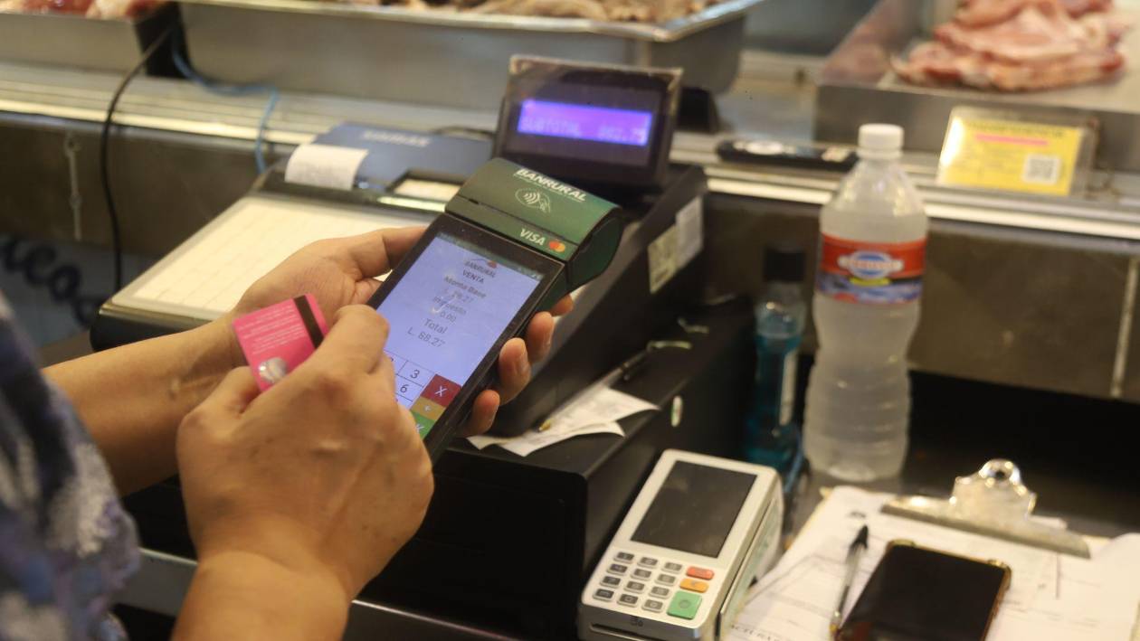Mercados y pulperías de Honduras se adaptan al auge de los pagos digitales