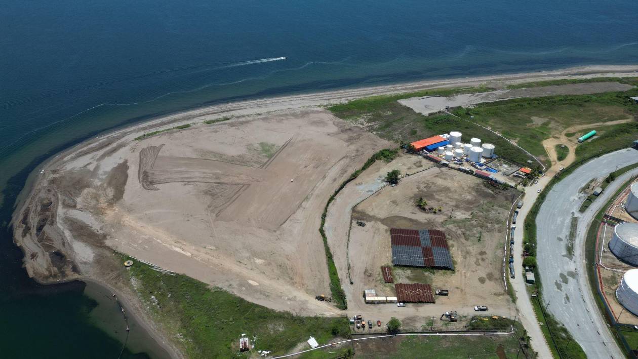 Con retrasos y sin contrato aprobado, construcción de planta de gas sigue en marcha