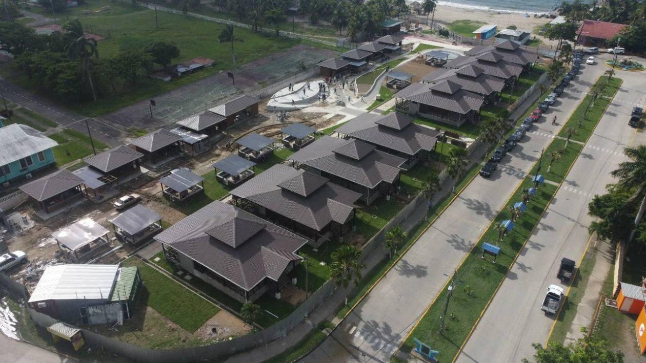 Tela construye una plaza turística moderna frente al mar