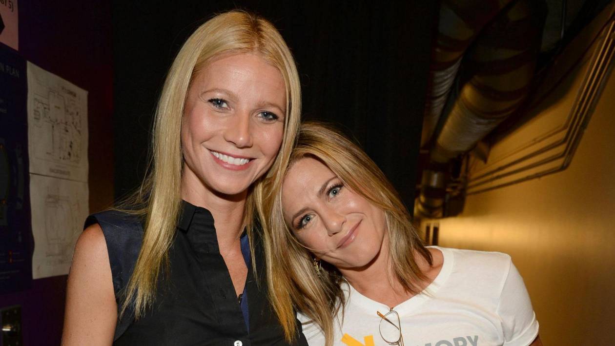 Jennifer Aniston dice que ella y Gwyneth Paltrow cuentan chismes sobre Brad Pitt
