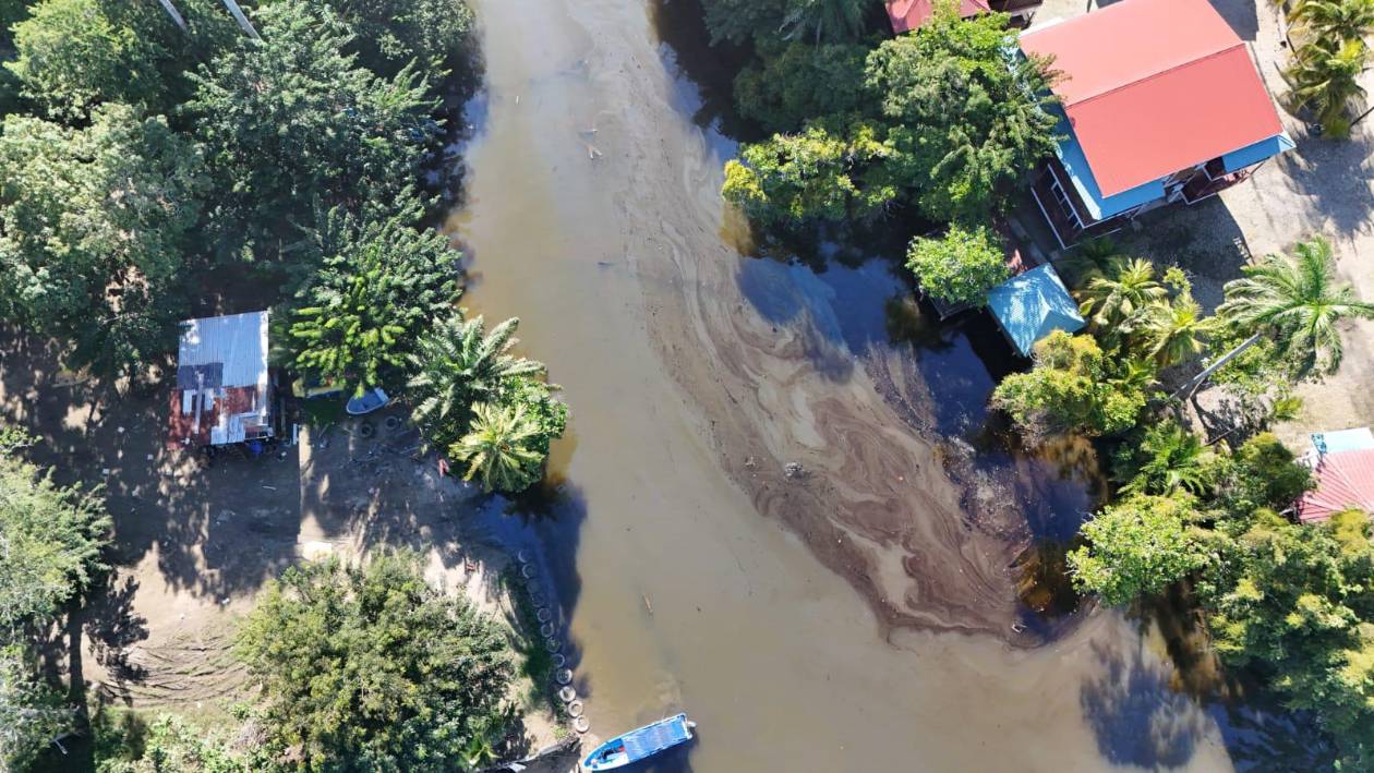 Investigan contaminación del río Lancetilla con hidrocarburos