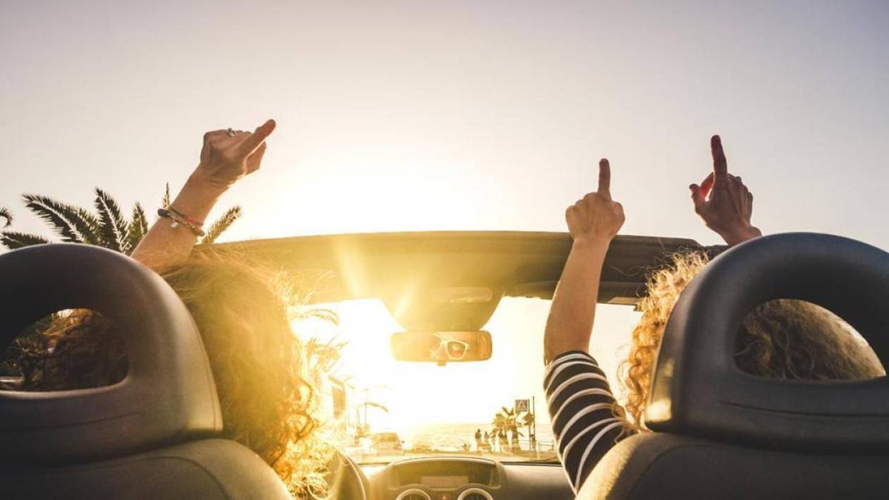 ¿Afecta escuchar música a volumen alto mientras se maneja?