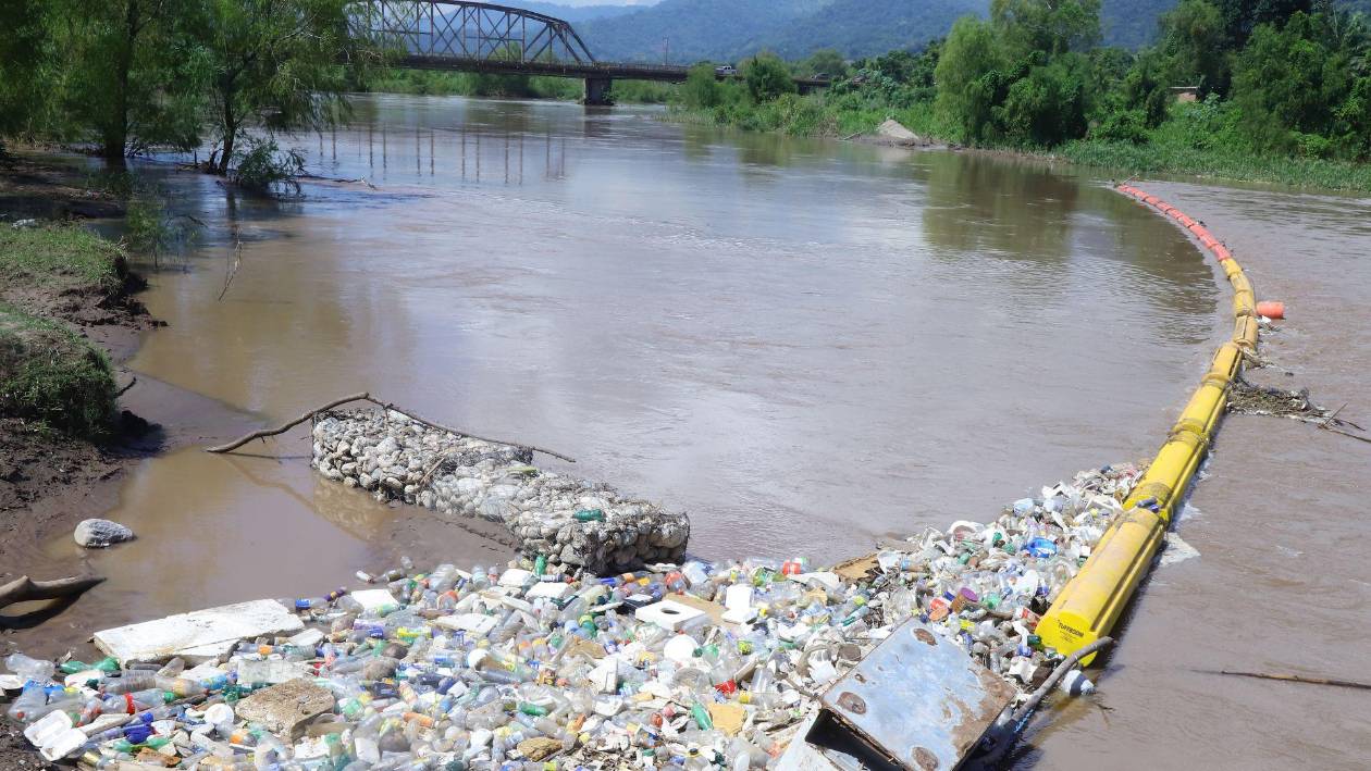 Instalan biobarda en el río Chamelecón y ya capta toneladas de basura