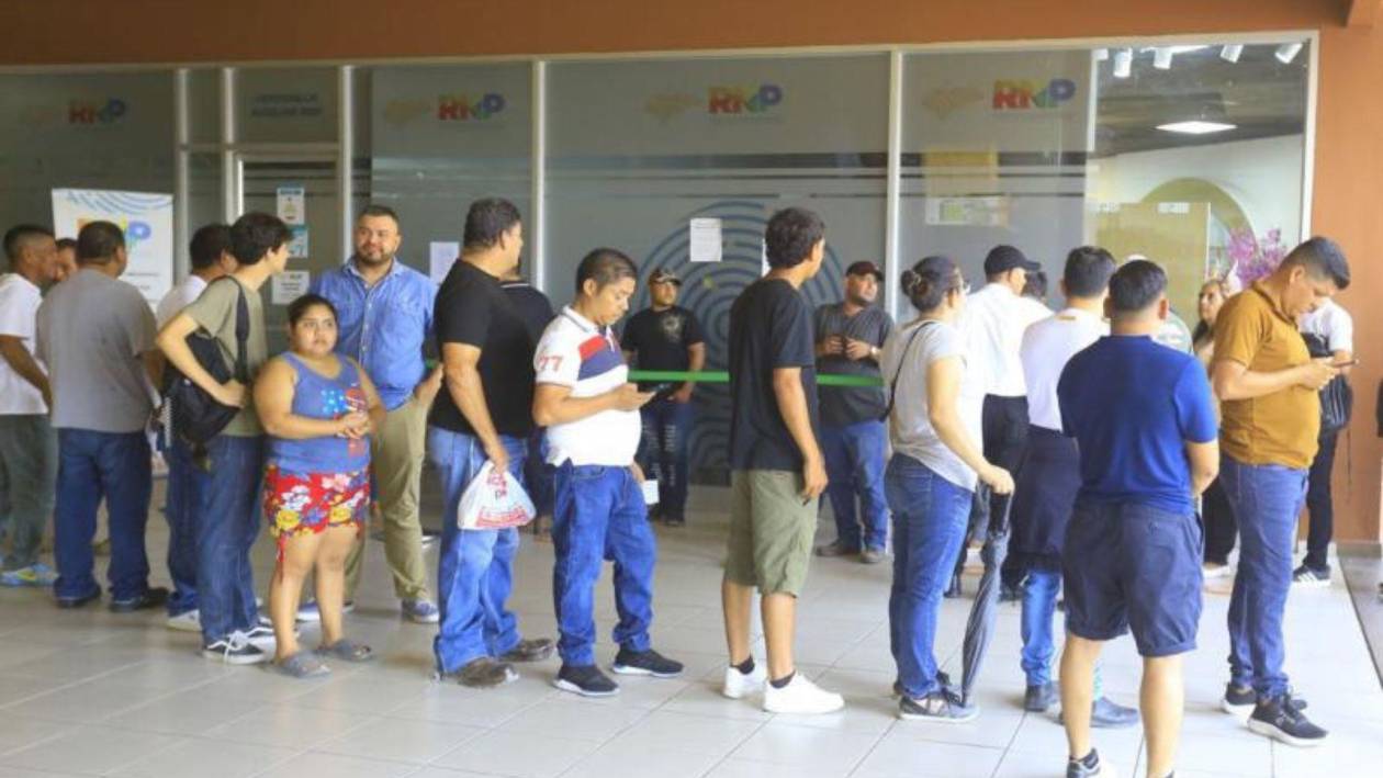 Hondureños pierden tiempo y dinero por depender de un Estado analógico