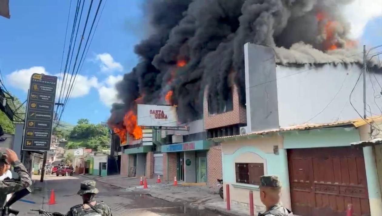 Incendio consume bodegas de supermercado en Juticalpa