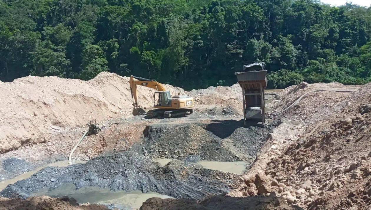 Incautan maquinaria para extraer oro de río en Iriona, Colón