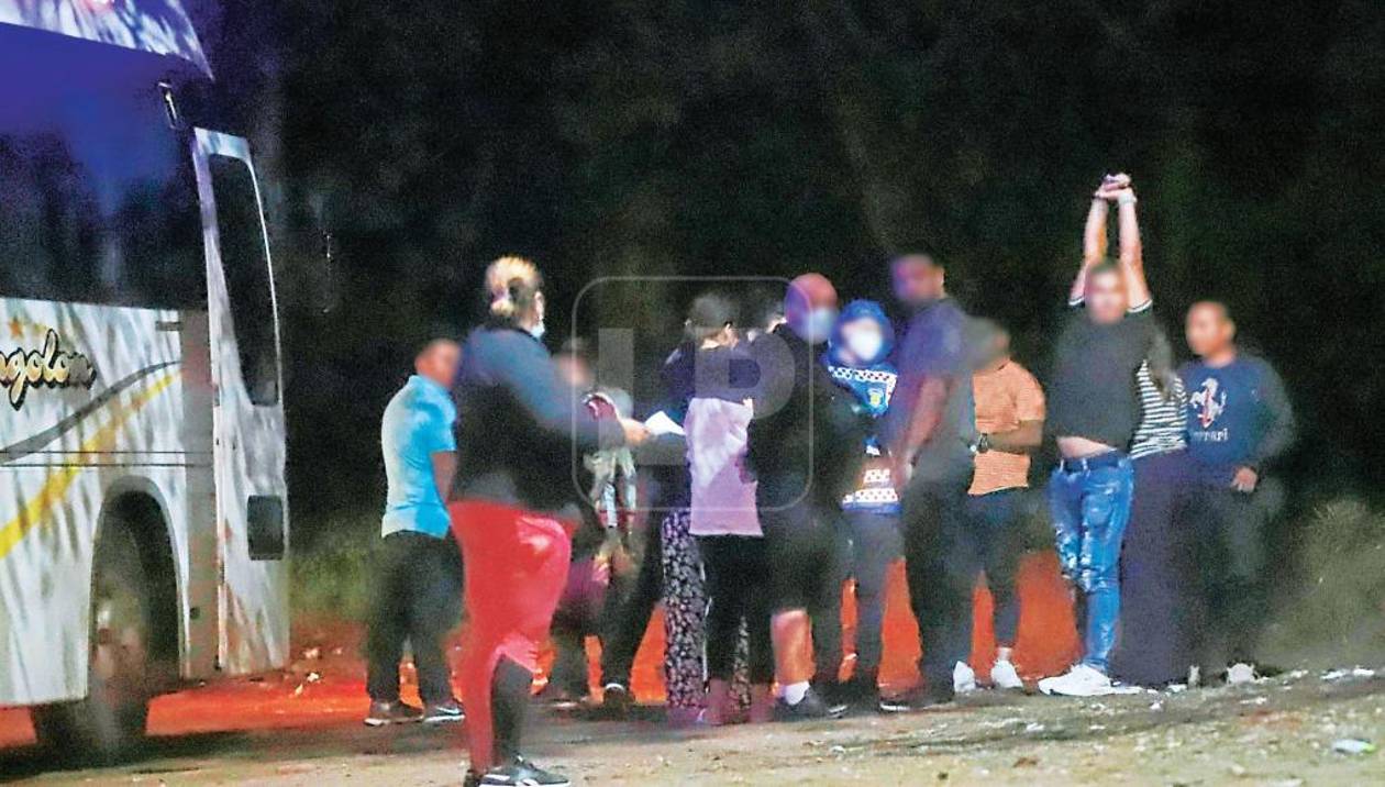 Policías asaltan a migrantes: “Si no tienen pisto, se quedan”