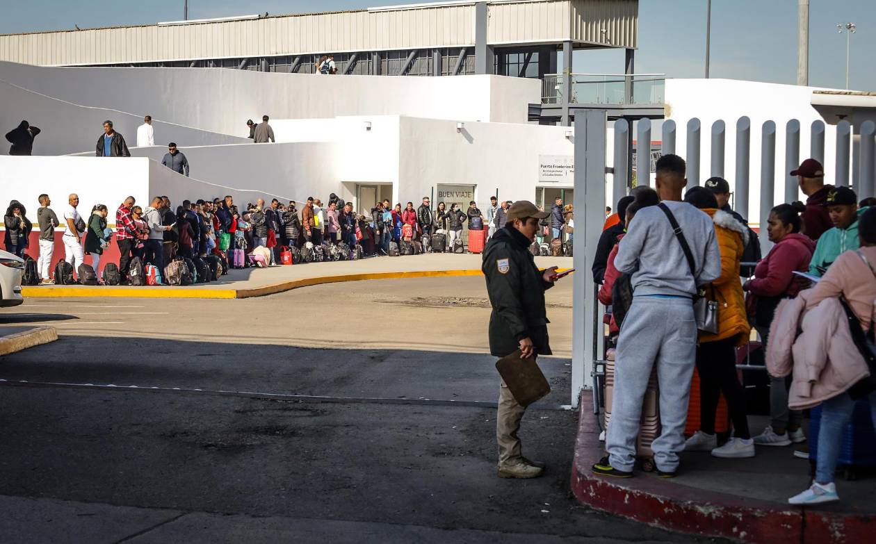 Migrantes pagan hasta 40,000 dólares por amparos para llegar al norte de México