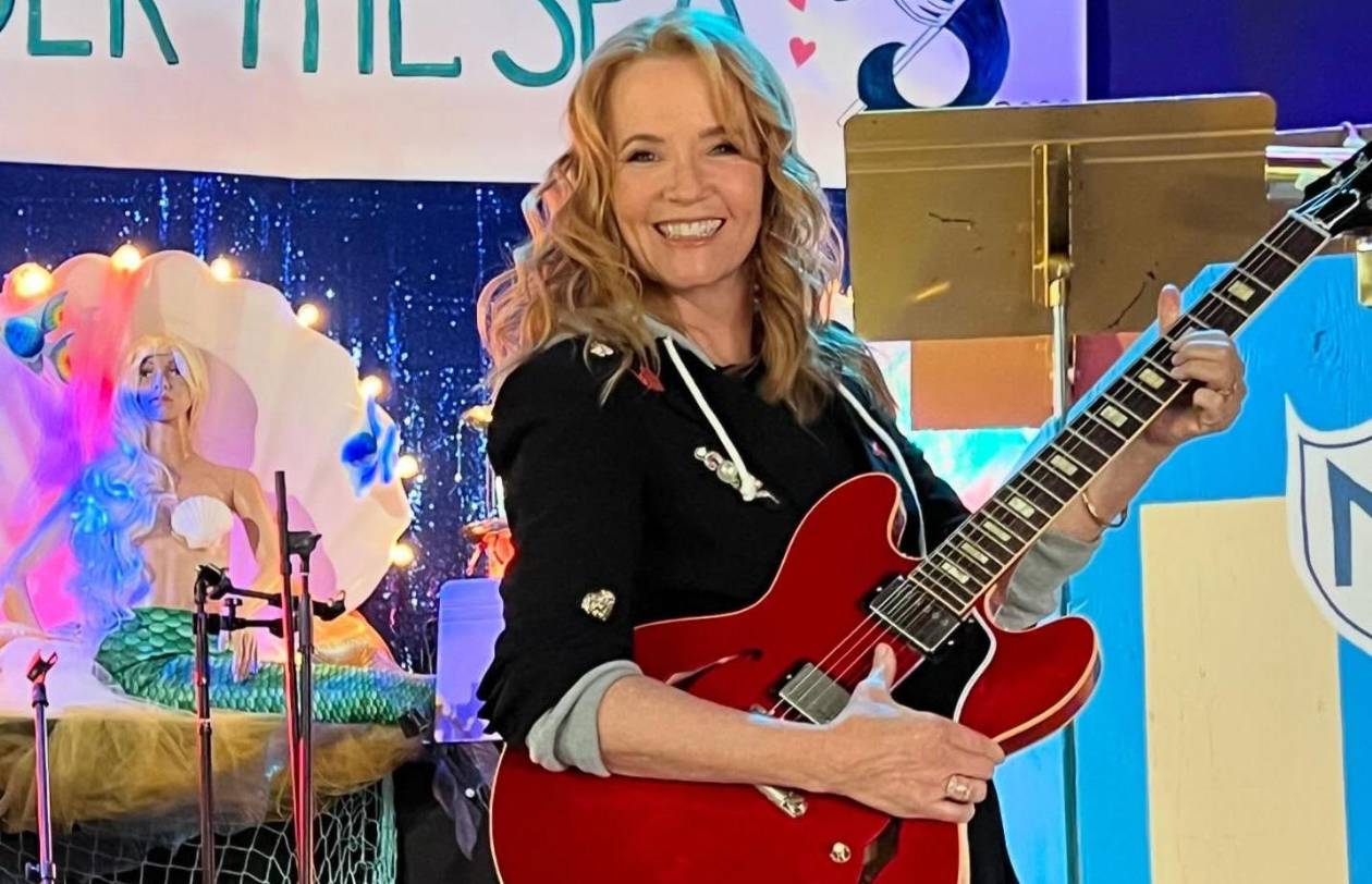 Actriz de “Volver al Futuro” se convierte en abuela